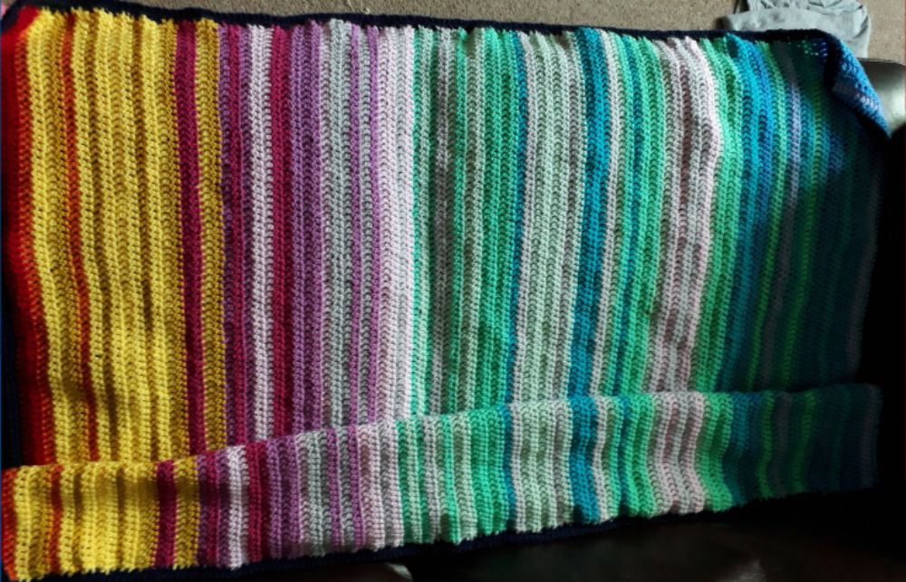 愛編織的氣候科學家凱活用上15種顏色的毛線織出136年的全球氣溫變化。