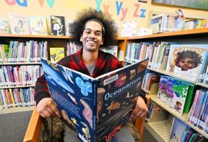 米高‧菲爾斯月前獲美國圖書館協會選為「十大我最喜歡的圖書館人員」之一，從4,000名從業員中脫穎而出。相片：Chris Riley/The Reporter