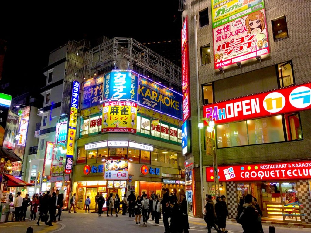 日本鬧市卡拉OK店琳瑯滿目。