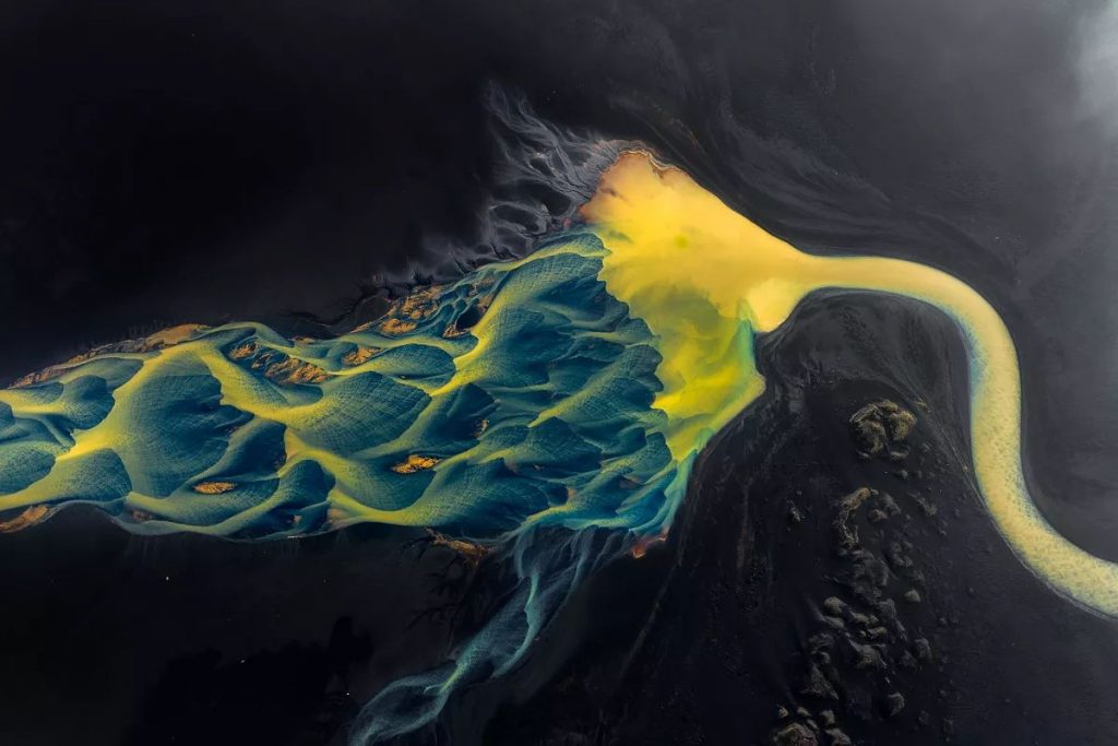 《藍色靜脈、冰川串珠和黃金沉澱物》©Miki Spitzer/World Nature Photography Awards