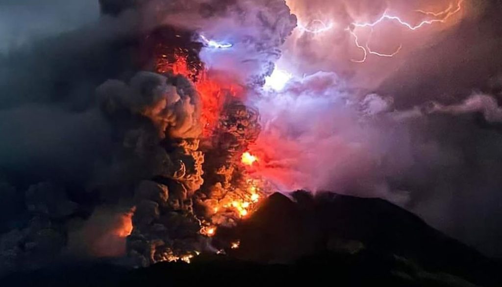 兩個原因導致  印尼火山爆發時閃電交加