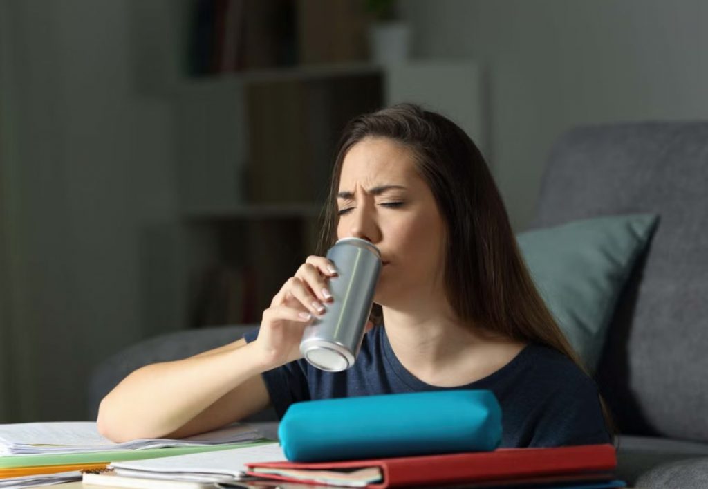 專家指出,能量飲品會令人失眠、焦慮、注意力不足和學習困難。(圖片來源:Alamy/PA)