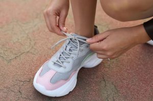 女裝跑鞋並不是按女性的體型和需要而設計的。（圖片：Petr Smagin via Getty）