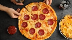 經高度加工的肉類，高踞損害腦部認知功能的食物榜首。（圖片來源：Liudmila Chernetska/Getty Images）