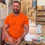 意大利在囚人者復康工作坊  用難民船廢木製造小提琴