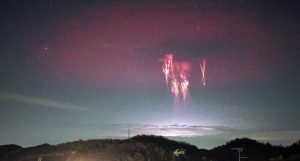 意大利攝影師瓦爾特‧比諾托攝得的紅環和「精靈」。