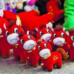 「哭哭馬」玩偶因縫錯笑嘴顯露哀傷表情 未到馬年已成為內地熱賣品