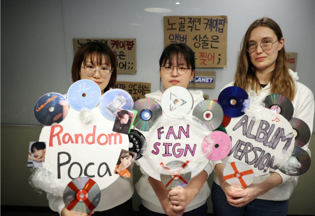 南韓粉絲收集了8千張棄置唱片，送回唱片公司，以表達他們的要求。