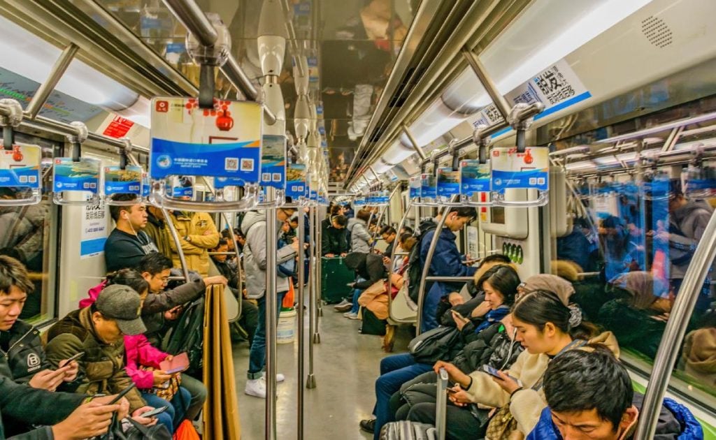 另一項調查顯示,美國人在過去幾十年參與離線活動、社交和消遣的時間大減,相反用在電視和電話的時間飆升。