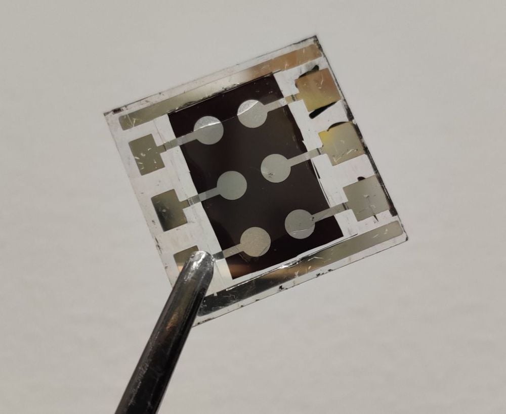 使用新型SAM的鈣鈦礦太陽能電池。(圖片:香港城市大學朱宗龍教授研究團隊)