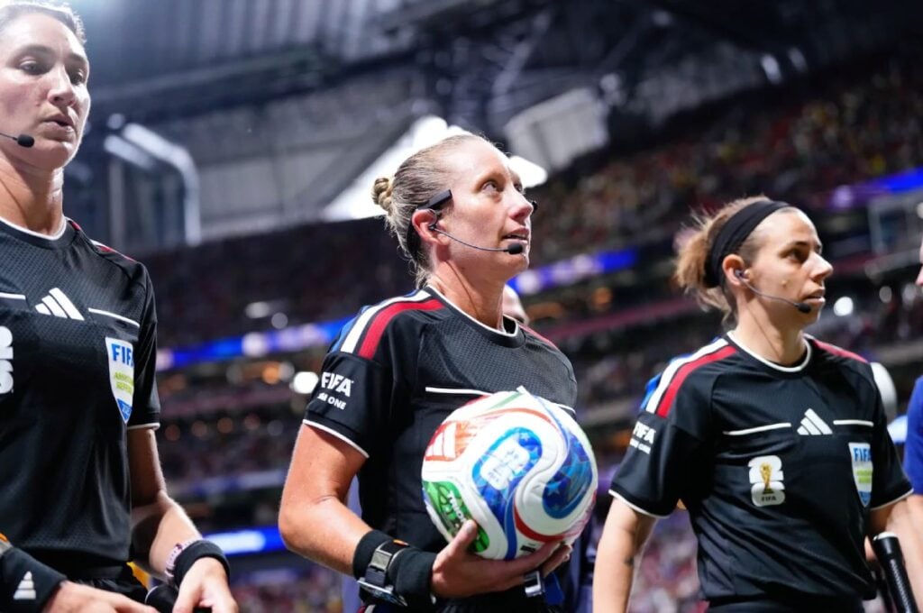 五年前成為FIFA裁判的Tori Penso（中）帶領助理裁判員Brooke Mayo（右）和Kathryn Nesbitt（左）在6月18日主持捷克對南非的分組賽事。