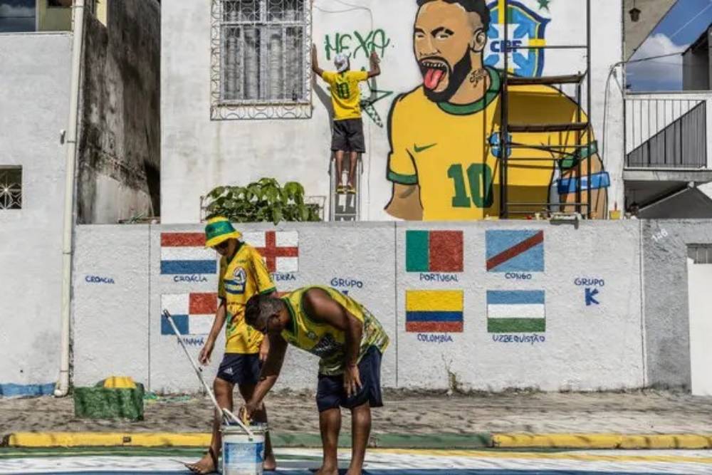巴西里約熱內盧羅西尼亞(Rocinha)街區的一條路上,有人繪上世界盃主題的塗鴉。