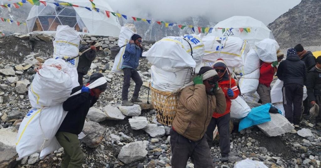 旅客在珠峰營地留下大量垃圾,需要由尼泊爾工人搬運下山。(圖片:SPCC)