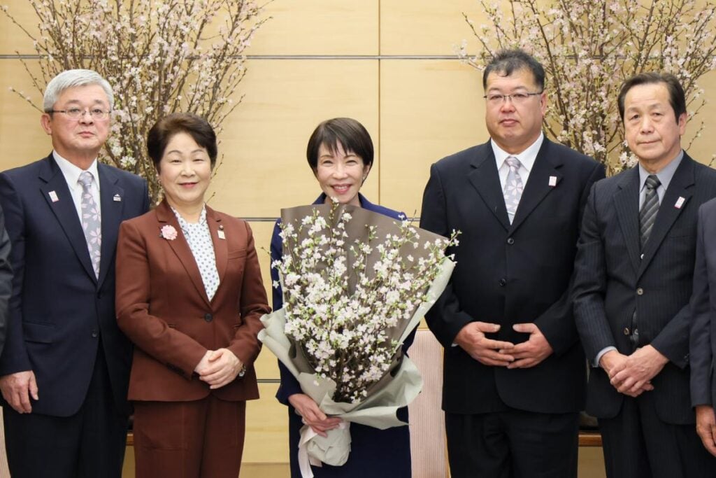今年1月,金子光彌(右二)將一束啓翁櫻贈送予首相高市早苗。