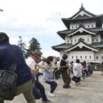 移動城堡 日本弘前城1,800人以人力拉動天守閣