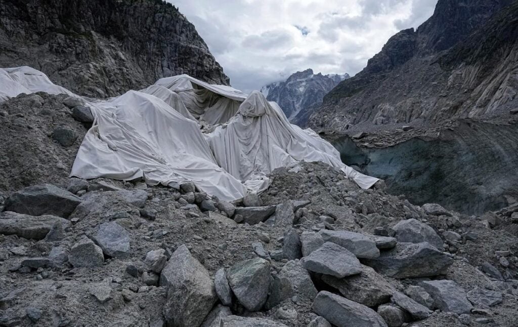 法國白朗峰霞慕尼的蒙特維冰河Montenvers遺址和Mer de Glace冰河是海拔1,913米高的著名景點。此圖攝於今年9月5日,有人用防水帆布蓋住冰川,試圖抑止冰塊融化。(圖片:AP Photo/Laurent Cipriani)