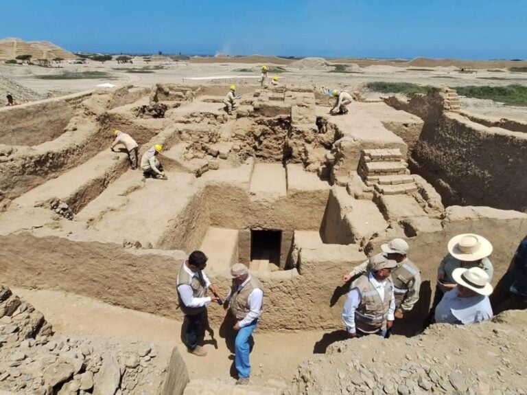 在秘魯昌昌古城遺址新近出土的墓地。（相片：©ANDINA Editora Perú）