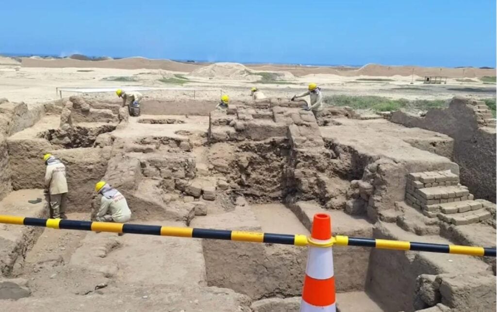 考古人員在昌昌古城遺址的華麗建築叢中發現一片埋有38具遺體和陪葬品的墓地。
(相片:Luis Puell / © Andina / Editora Perú)