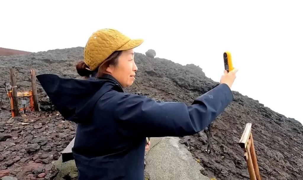 植田每天在山頂測量風速和氣溫,為旅客提供天氣報道。(圖片來源:AP Photo)