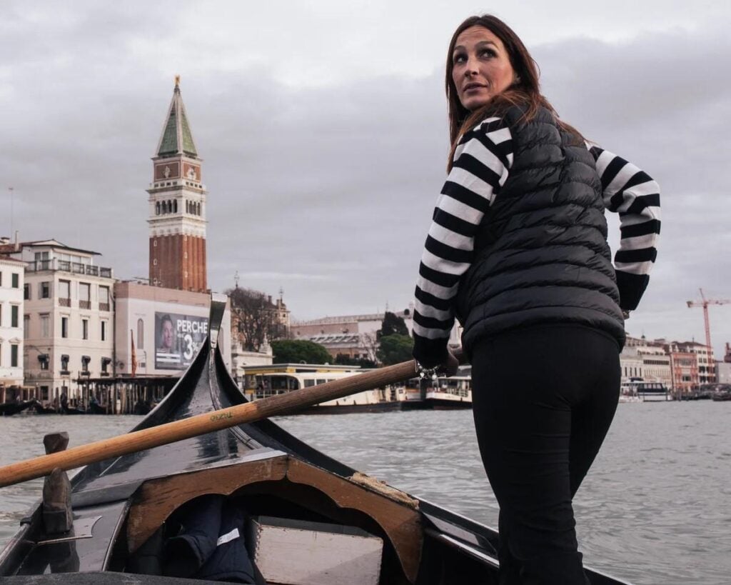 28歲的碧翠絲(Beatrice)是另一位貢多拉船夫,正划著行走威尼斯大運河(Grand Canal)兩岸的「擺渡船」。這是大型的貢多拉,由兩名船夫共同划槳。